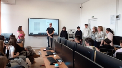 Elevii de la Liceul Teoretic „Ioan Buteanu” Șomcuta Mare, inițiați în robotică de echipa Colegiului Național „Vasile Lucaciu” Baia Mare