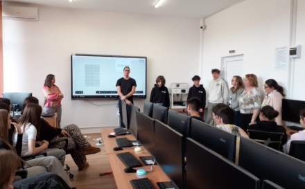 Elevii de la Liceul Teoretic „Ioan Buteanu” Șomcuta Mare, inițiați în robotică de echipa Colegiului Național „Vasile Lucaciu” Baia Mare