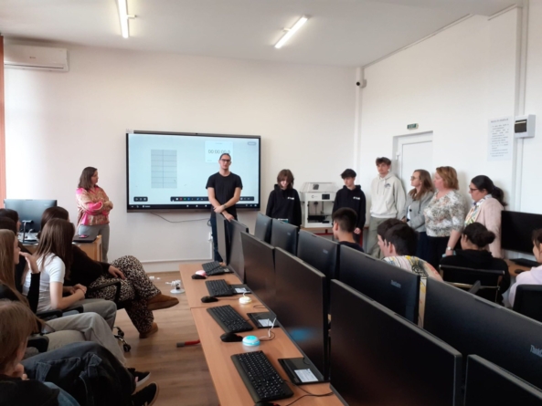 Elevii de la Liceul Teoretic „Ioan Buteanu” Șomcuta Mare, inițiați în robotică de echipa Colegiului Național „Vasile Lucaciu” Baia Mare