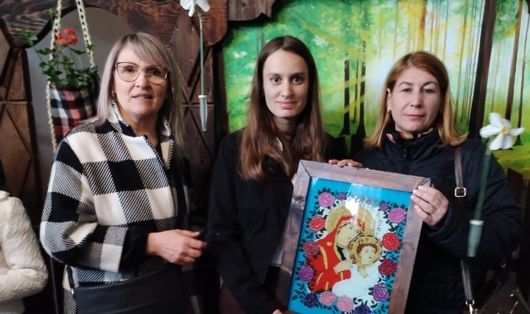 O tânără din cadrul Casei de Tip Familial Tompa Sighetu Marmației a participat cu lucrări proprii la expoziția de icoane „Lumina din Lumină”