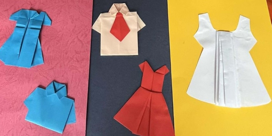 „De la hârtie la podium: inspirația origami în modă”, la Filiala Traian a Bibliotecii Județene