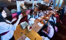 Atelierul tematic de încondeiat ouă a reunit numeroși copii la Parohia Ortodoxă „Sfinții Apostoli Petru și Pavel” Săcălășeni