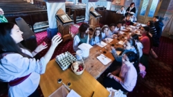 Atelierul tematic de încondeiat ouă a reunit numeroși copii la Parohia Ortodoxă „Sfinții Apostoli Petru și Pavel” Săcălășeni