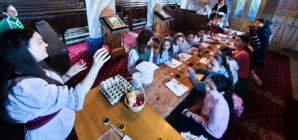 Atelierul tematic de încondeiat ouă a reunit numeroși copii la Parohia Ortodoxă „Sfinții Apostoli Petru și Pavel” Săcălășeni