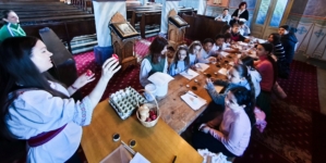 Atelierul tematic de încondeiat ouă a reunit numeroși copii la Parohia Ortodoxă „Sfinții Apostoli Petru și Pavel” Săcălășeni