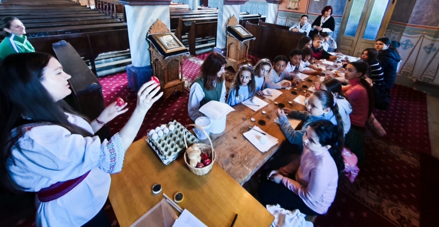 Atelierul tematic de încondeiat ouă a reunit numeroși copii la Parohia Ortodoxă „Sfinții Apostoli Petru și Pavel” Săcălășeni