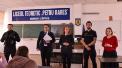 Reprezentanți ai Penitenciarului din Baia Mare, în dialog cu elevii de liceu din Târgu Lăpuș