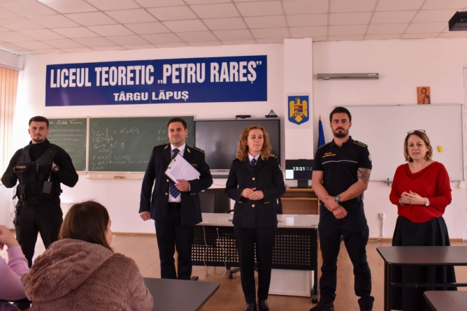 Reprezentanți ai Penitenciarului din Baia Mare, în dialog cu elevii de liceu din Târgu Lăpuș