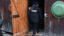 Percheziții în Poienile de sub Munte. Un bărbat a fost arestat pentru trafic de migranți