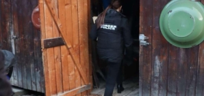 Percheziții în Poienile de sub Munte. Un bărbat a fost arestat pentru trafic de migranți