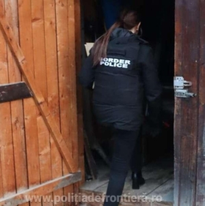 Percheziții în Poienile de sub Munte. Un bărbat a fost arestat pentru trafic de migranți