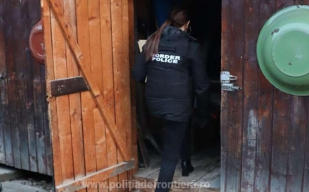 Percheziții în Poienile de sub Munte. Un bărbat a fost arestat pentru trafic de migranți