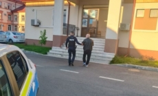 Reținut după ce și-a agresat mama în repetate rânduri