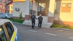 Reținut după ce și-a agresat mama în repetate rânduri