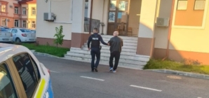 Reținut după ce și-a agresat mama în repetate rânduri