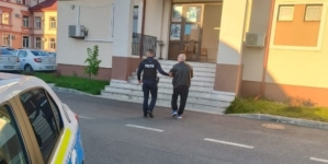 Reținut după ce și-a agresat mama în repetate rânduri