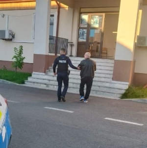 Reținut după ce și-a agresat mama în repetate rânduri