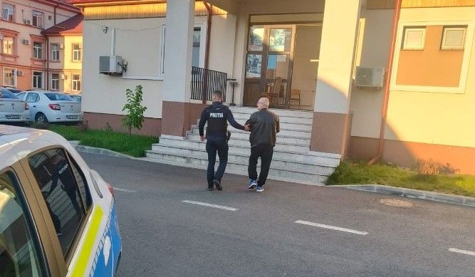 Reținut după ce și-a agresat mama în repetate rânduri