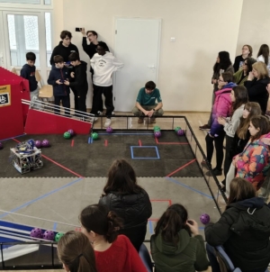 Întâlnire interculturală internațională la Colegiul Național „Vasile Lucaciu” Baia Mare: un grup de elevi italieni a pășit în universul roboticii și tehnologiei
