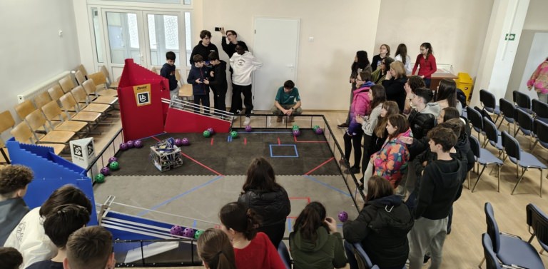 Întâlnire interculturală internațională la Colegiul Național „Vasile Lucaciu” Baia Mare: un grup de elevi italieni a pășit în universul roboticii și tehnologiei