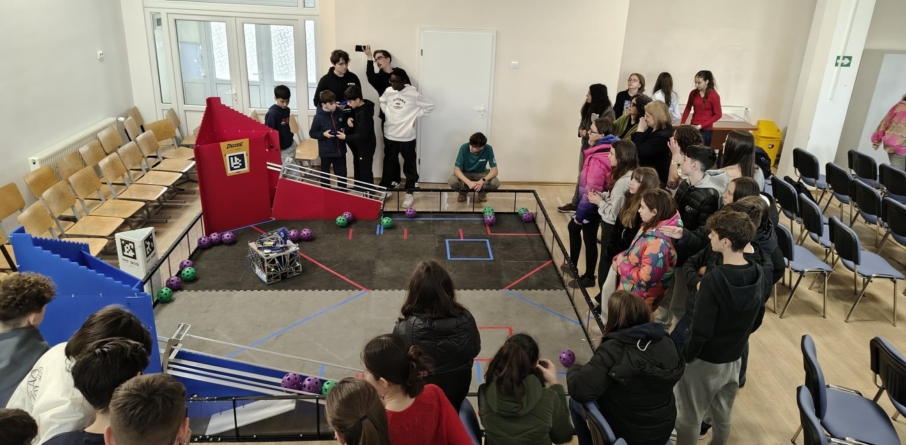 Întâlnire interculturală internațională la Colegiul Național „Vasile Lucaciu” Baia Mare: un grup de elevi italieni a pășit în universul roboticii și tehnologiei