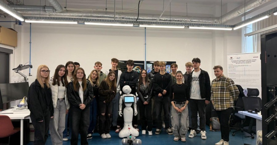 Elevi ai Colegiului Național „Dragoș Vodă” Sighetu Marmației, în vizită la Facultatea de Robotică din Cluj-Napoca