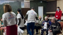 Gesturi de suflet din partea asistenților medicali comunitari pentru vârstnicii din Centrul „Rustic” Baia Sprie