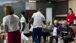 Gesturi de suflet din partea asistenților medicali comunitari pentru vârstnicii din Centrul „Rustic” Baia Sprie