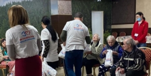 Gesturi de suflet din partea asistenților medicali comunitari pentru vârstnicii din Centrul „Rustic” Baia Sprie