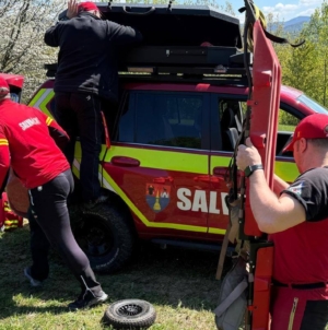 Intervenție a salvamontiștilor în sprijinul unui bărbat rănit într-o zonă cu acces dificil din Baia Sprie