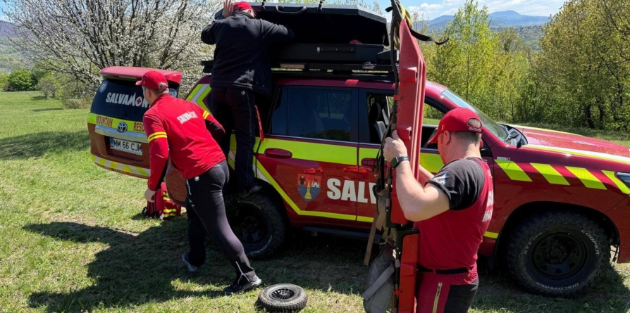 Intervenție a salvamontiștilor în sprijinul unui bărbat rănit într-o zonă cu acces dificil din Baia Sprie