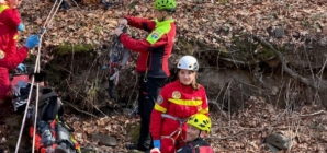 Intervenție a salvamontiștilor cu o tiroliană improvizată în sprijinul unui bărbat accidentat