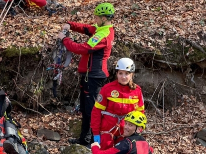 Intervenție a salvamontiștilor cu o tiroliană improvizată în sprijinul unui bărbat accidentat
