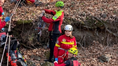 Intervenție a salvamontiștilor cu o tiroliană improvizată în sprijinul unui bărbat accidentat