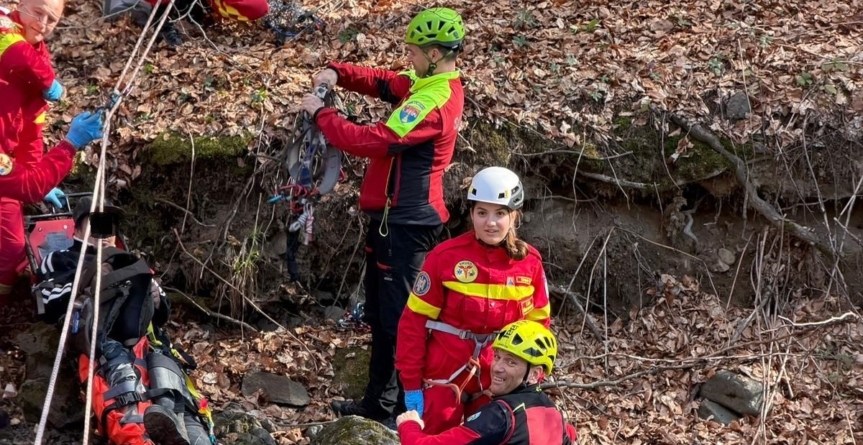 Intervenție a salvamontiștilor cu o tiroliană improvizată în sprijinul unui bărbat accidentat
