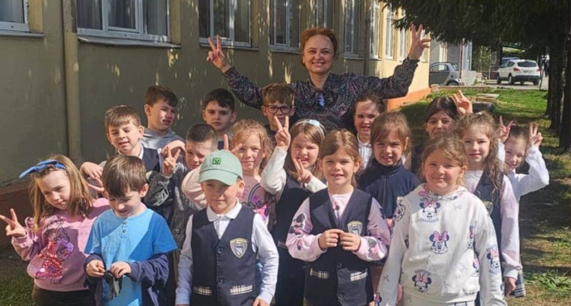 Elevii de la Școala Gimnazială Nr. 9 Borșa, implicați în activitățile de înfrumusețare a școlii