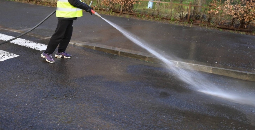 Weekend cu lucrări de igienizare a unor străzi și parcări în Baia Mare