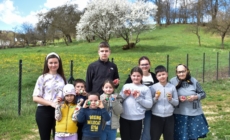 Copiii și tinerii din Stoiceni au descoperit meșteșugul încondeierii ouălor