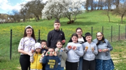 Copiii și tinerii din Stoiceni au descoperit meșteșugul încondeierii ouălor