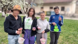 Copiii de la Centrul de Primire în Regim de Urgență Sighetu Marmației au avut parte de o vânătoare distractivă de ouă colorate