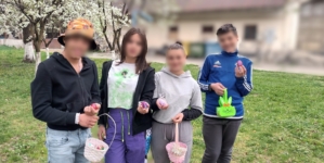 Copiii de la Centrul de Primire în Regim de Urgență Sighetu Marmației au avut parte de o vânătoare distractivă de ouă colorate
