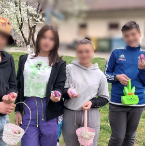 Copiii de la Centrul de Primire în Regim de Urgență Sighetu Marmației au avut parte de o vânătoare distractivă de ouă colorate