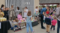 Târgul Copiilor la Tăuții Măgherăuș: vânzare, dăruire și bucuria jocului în Parcul Hoșteze