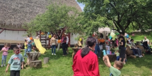 „1 Iunie în Satul Copilăriei”: O zi plină de jocuri, ateliere și surprize la Muzeul Satului din Baia Mare