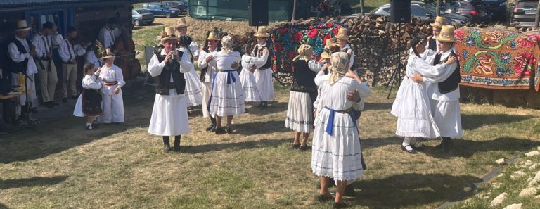 Ansamblul Folcloric Național „Transilvania” vă invită la „Danț la șură de Rusalii”