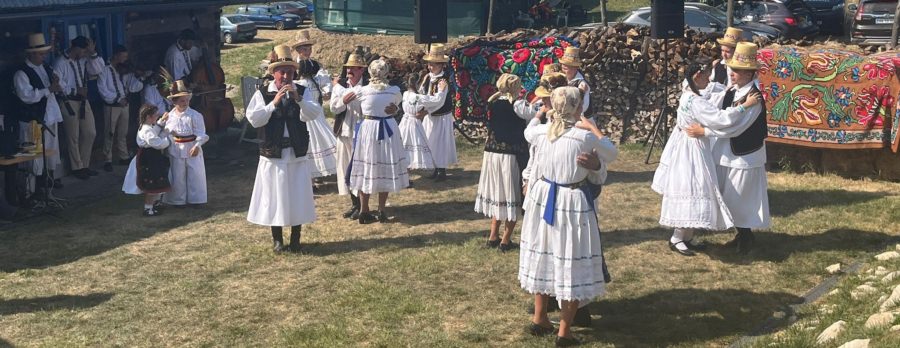 Ansamblul Folcloric Național „Transilvania” vă invită la „Danț la șură de Rusalii”