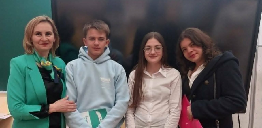 Elevi ai Școlii Gimnaziale „Ion Luca Caragiale” Baia Mare, calificați la Olimpiada Națională de Dezbateri pentru juniori