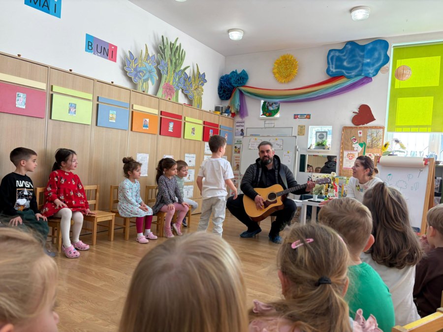 Cercetașii Maramureșului lansează un curs gratuit de chitară pentru copii, susținut de Răzvan Pașca
