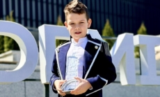Dominic Mureșan de la Insieme Music School Baia Mare a cucerit Marele Trofeul al Festivalului Național de Muzică Ușoară pentru Copii și Tineret „Armonia”