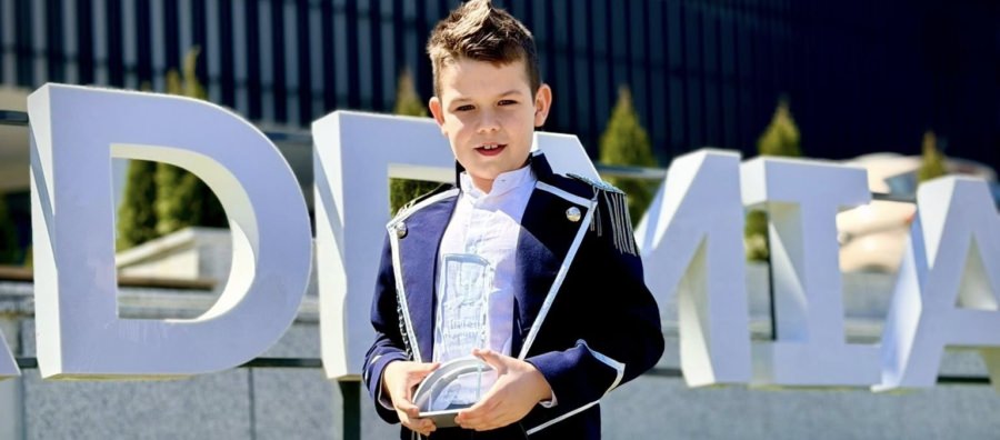 Dominic Mureșan de la Insieme Music School Baia Mare a cucerit Marele Trofeul al Festivalului Național de Muzică Ușoară pentru Copii și Tineret „Armonia”